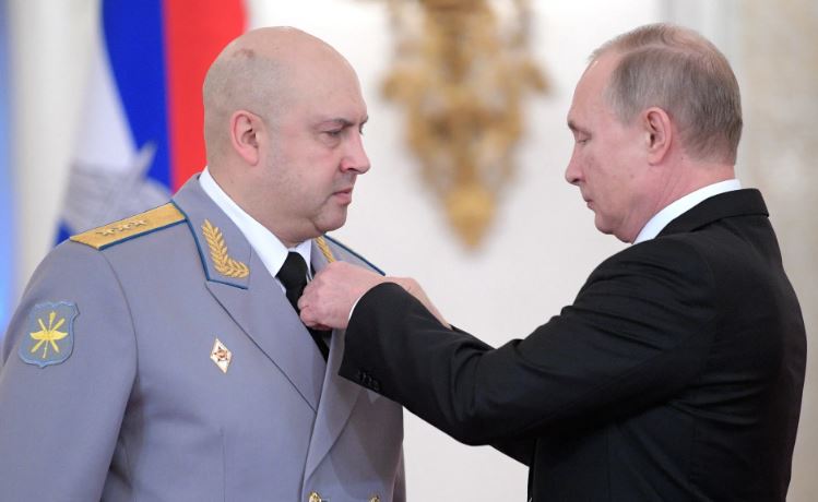 صورة أرشيفية للجنرال الروسي سيرجي سوروفيكين مع الرئيس الروسي فلاديمير بوتين